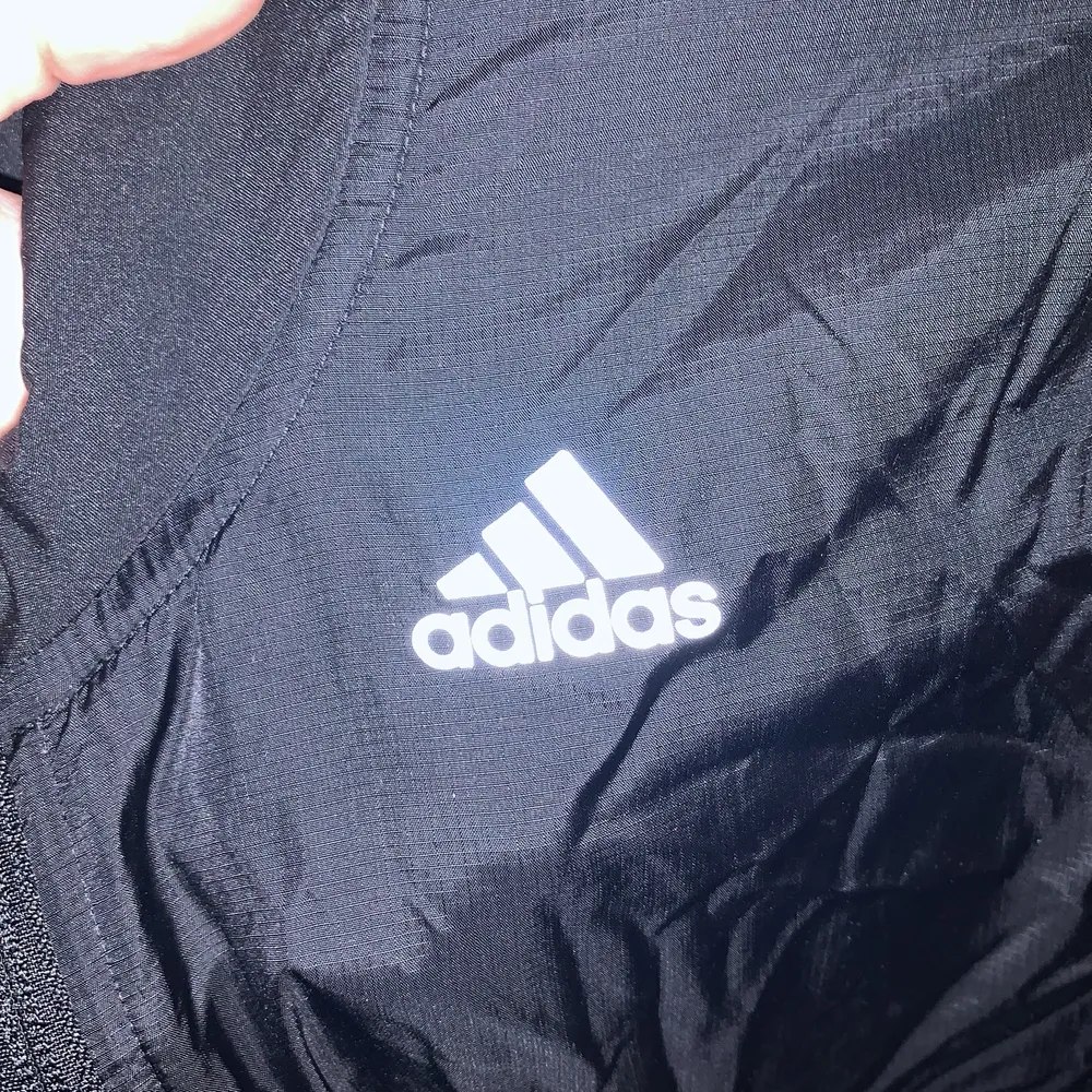 jätte skön tränings jacka från adidas! Säljer för jag fått en ny. Jättefint skick och sjukt bra till löpning/träning. Köptes för cirka 500kr 💓. Hoodies.