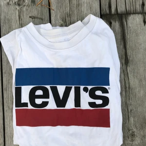 Levis - Super fin T-shirt. Om det är något är det bara att fråga. Hoppas den kommer till andvändning då den är typ ny skick 