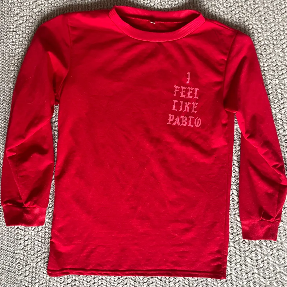 En röd tröja med ”i feel like pablo” tryck på både fram-och baksida! Liten i storlek och säljer på grund av att den inte passar mig.. Tröjor & Koftor.