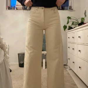 Vida jeans (beige) - Säljer dessa fina jeans från Junkyard då dem var lite för långa i benen för mig!💗 Dem är enbart provade och i nyskick! Jag är 173 och de var precis lite för långa för min smak, hoppas någon med lite längre ben kan finna glädje i dessa! Köparen står för frakten💗 Normalt brukar jag ha M/38 i byxor och dessa sitter som en smäck!