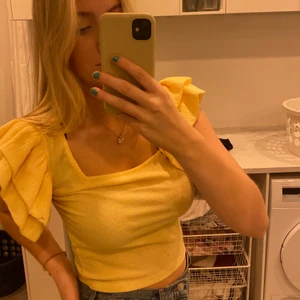 Topp från Monki - Gul topp från monki, storlek S i fint skick❤️