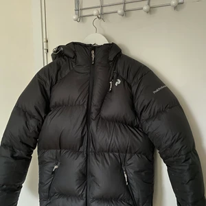 Dunjacka - Varm och skön dunjacka från peak performance i fint skick. Köpt för ca 3500kr förra vintern. Kan fraktas eller mötas upp runt Leksand. Frakt tillkommer isf på 99kr spårbart eller 184kr spårbart och garanti❤️