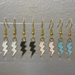 Nelly ⚡️✨ - Guldpläterade örhängeskrokar med blixtberlocker. Örhängena är självklart nickelsäkra! 25% av all vinst doneras till Barncancerfonden! Pris: 79kr per par (inklusive frakt) 🌟