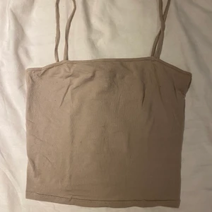 Linne - Säljer detta välanvända linne från H&M, den är lite nopprig dock:/ men väldigt basic och fin annars🤍 Den ser lite lite mörkare ut på bilden än vad den är i verkligheten. 19 + frakt