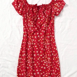 Klänning - Blommig klänning från SHEIN!!! Jätte fin men tyvärr lite för liten på mig