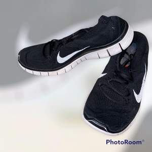 Svarta Nike strumpskor i storlek 36. Super sköna och bekväma att sätta på och dra av. Felfri