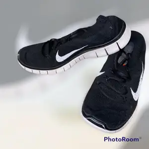 Svarta Nike strumpskor i storlek 36. Super sköna och bekväma att sätta på och dra av. Felfri
