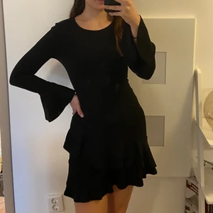 Klänning med volang  - Säljer denna söta klänning i storlek S. Säljer den för 100 kr inkl frakt eller så kan jag mötas upp i stockholm 😊