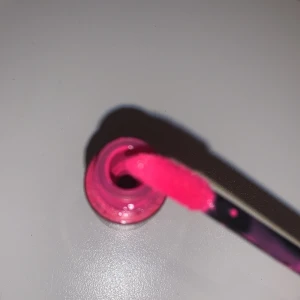 ROSA LIPP GLOSS💄 - Rosa jättefint lip gloss som aldrig använts då de inte riktigt var min färg💛 Köp för 15kr bjuder frakt💕💄