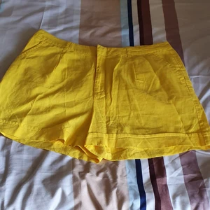 Gul linen shorts - I mycket bra skick och passar m_l.finns fler bilder 