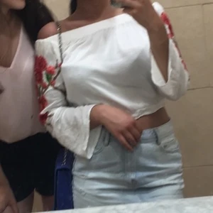 Topp - Fin topp med brodering på armarna :)