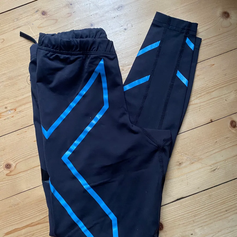 2XU kompressionstights, riktigt riktigt bra träningstights. Sköna och svala, ger bättre återhämtning. Dock för små för mig. Nypris 700-1200 kr, säljer för 400! Köpare står för eventuell frakt :). Övrigt.