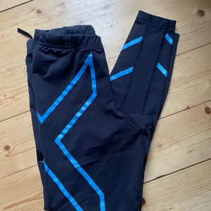 2xu kompressionstights - 2XU kompressionstights, riktigt riktigt bra träningstights. Sköna och svala, ger bättre återhämtning. Dock för små för mig. Nypris 700-1200 kr, säljer för 400! Köpare står för eventuell frakt :)