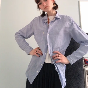 Levis - blå och vit randig linneskjorta från levis! jättefin, i nyskick och perfekt för sommaren!🌸🌸