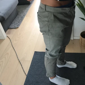 Finbyxor från Zara, Storlek 42. - Gråa finbyxor från Zara, kan användas som substitut till kostymbyxor men tyget är som chinos. Passform (se bild), byxorna är alldeles för stora för mig. Billigare vid snabb affär.