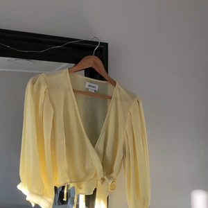 Gul blus M/S - Använt väldigt få antal gånger. Jätte gullig men använder inte😇