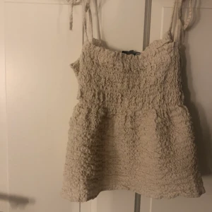 Linne från Zara - Säljer detta super söta och trendiga linne från Zara. Beställde det precis men det var inte riktigt min stil, så prislapp och allt finns kvar! Är i storlek L men skulle säga att det passar allt från S-L💞 skriv om ni är intresserade eller undrar något :)