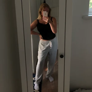 Linnebyxor - Ett par svinsnygga beigea ”linnebyxor” från hm (viskosmix men ser precis ut som linne) med resår och knytning i midjan. Asnice passform och går att ha både som hög och lågmidjade. Knappt använda och i jättefint skick. Köparen står för frakten. Först till kvarn! 