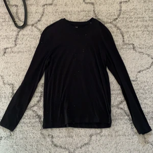 H&M - jag säljer denna svarta long sleeve t-shirt som jag köpte från H&M för 80kr🦋 den är helt oanvänd och är i en bra skick! passformen är i en regular fit✨ denna plagg passar perfekt med vardagliga kläder och passar bra med att ha en t-shirt över✨🦋