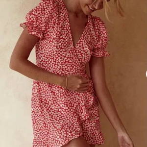 Blommig sommarklänning  - Återpublicerar pga oseriös köpare. Superfin röd blommig klänning med omlottdetalj. Köparen står för frakt!