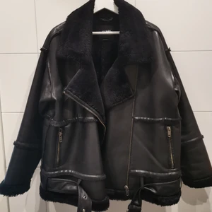 Svart läderjacka med päls på insidan  - Svart läderjacka med päls på insidan. I fint skick. Från Monki i storlek L. 🖤✨ Stor, skön och varm så den passar perfekt till kalla vinterdagar. Frakt tillkommer 💌