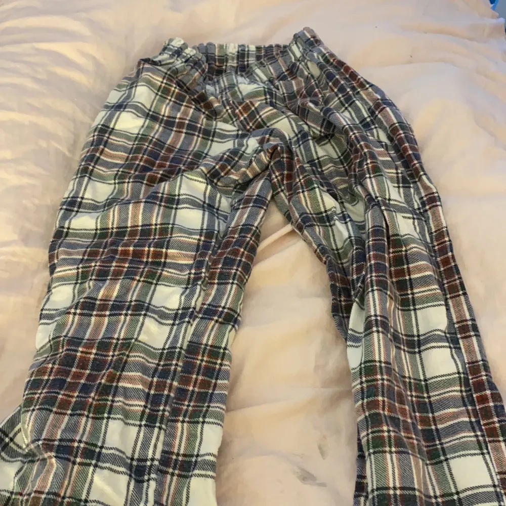 Säljer pyjamasbyxor min farmor sytt🥺 älskar dom men dom är tyvärr för små, 50kr styck. Jeans & Byxor.