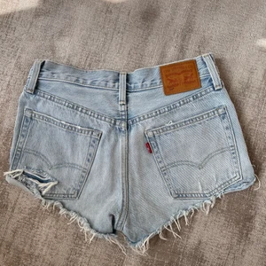 Levis shorts  - Säljer mina super snygga levis shorts då de är för små. De är i jätte fint skick då de inte har kommit till så mycket användning.     