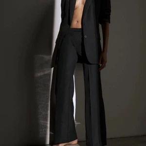 Zara lågmidjade kostymbyxor  - De perfekta lågmidjade kostymbyxorna från Zara! Sitter så snyggt om rumpan, långa ben och perfekt låg midja. Endast använda två gånger så i bra skick! Storlek XS! Kan mötas upp i Lund eller skicka spårbart med postnord! Passar perfekt tillsammans med blazern jag säljer i en annan annons! 