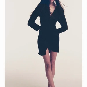 Klänning i linne  - Säljer denna slutsålda klänningen från Zara pga att den inte kommer till användning. Jag har endast använt den två gånger och är som ny. Original pris 550kr, mitt pris 400 kr. Klänningen är i storlek XS men passar även S.