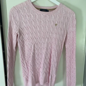 Kabelstickad tröja - Kabelstickad tröja från Morris, knappt använd och superfint skick! Köparen står för frakten