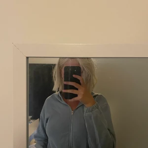 Croppad hoodie  - Croppad hoodie i blå färg, frakt ingår 😍💕