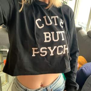 Svart kroppad hoodie med texten ”cute but psyco” Kommer inte ihåg vart jag köpt den men passar mig som har storlek s, säljer för att den inte kommer till användning 