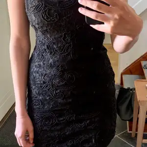 Väldigt fin svart klänning från Zara i utmärkt skick. Storlek S!