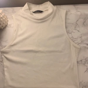 trendig topp  - fin trendig topp från shein, aldrig använd endast prövad en gång.                                      storlek s                                                             pris på shein: 79 kr 