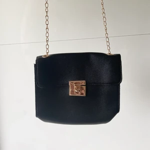 Liten väska 🖤 - Säljer den här fina lilla axelremsväskan med guldkedja och gulddetaljer 🖤 Den är väldigt simpel men fin! Skriv privat om du har frågor 🖤