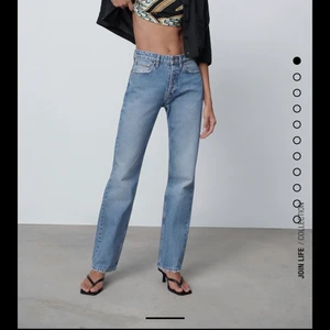 Mid Rise full length zara jeans - Intressekoll, De populära zara jeansen! Byxorna är köpta här på Plick och är sydda lite lägre i midjan!! Skriv vid intresse och frågor! Byxorna funkar för folk mellan 34-38 skulle jag säga. Jag är typ mellan 34 och 36 och de sista bilderna är på mig!