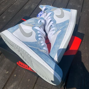 Jordan 1 High Hyper Royal - Jordan 1 High   ”Hyper Royal”  Cond: 10/10 DS  Size: US 8 EU 41  Bin 3200kr   All OG  Skicka pm vid köp!  Meet upp runt Stockholm.  Fraktar dubbel boxat men då står köparen för frakt!