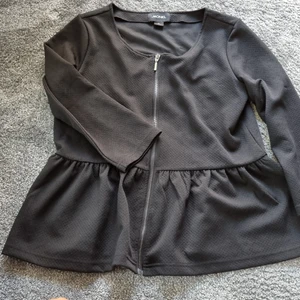 Svart snygg topp från Monkl - Svart topp från Monkl i storlek M 