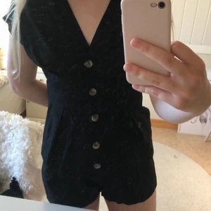 Jumpsuit - Svart jumpsuit från Chiquelle som är sparsamt använd💖