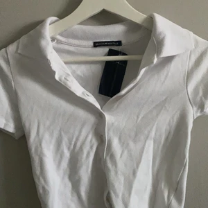 brandy melville pikétröja  - aldrig använd o har även prislappen kvar då den inte riktigt var min stil och hann aldrig lämna tillbaka den :) (köpt för 264)