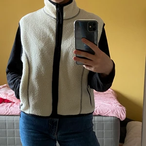 Weekday fleeceväst i strlk XS - Vit fleeceväst från weekday i strlk XS, använt skick, sitter som den ska men använder aldrig 