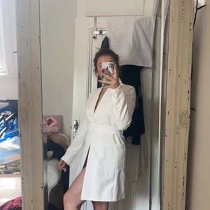 Blazerklänning - Vit Blazerklänning från Boohoo, supersnygg och knappt använd💗