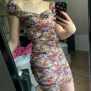 Thriftad blomklänning - Klänning köpt på secondhand som inte kommer till användning! Strl S och i nyskick!
