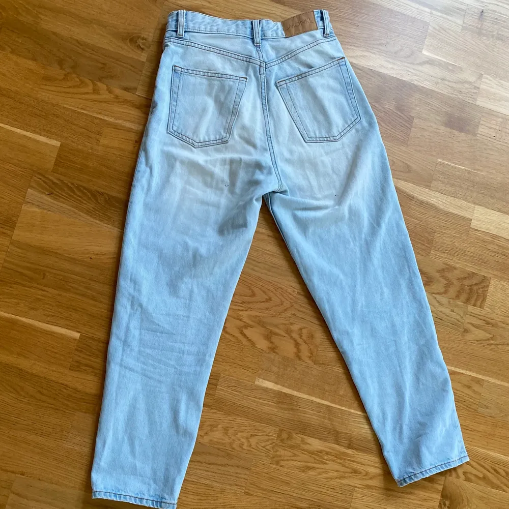 Säljer dessa ljusblåa jeans från monki i storlek 25🙌🏼 Sällan använda och därför i bra skick🌟 Hör av er om ni är intresserade eller vill se fler bilder. Jeans & Byxor.