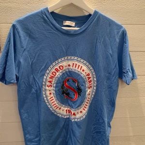 Sandro t-shirt - Sandro t-shirt som är använd ett fåtal gånger och är därav i jätte fint skick.💕💙💜Köparen står för frakten😊FINNS FORTFARANDE KVAR!❤️