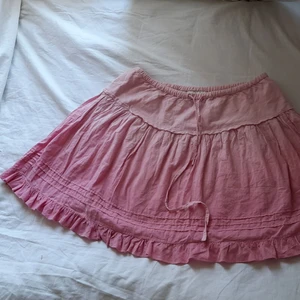 Mini kjol - Supersöt kortare kjol i "A-skirt" modell. Den är i bra skick och passa både XS-M då man kan välja hur hårt man vill knyta runt midjan. Skriv vid frågor💚