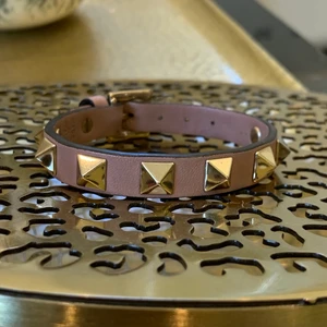 Valentino armband silver  - Säljer mitt Valentino armband i en jättefin beige/rosa/grå färg. Kommer med påse + box, köpt i London 2018. Buda och skriv om ni undrar över något 💕