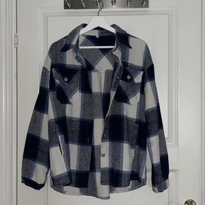 Skjort jacka  - Super fin jacka, perfekt på våren och hösten! Fint skick, sparsamt använd. Nypris 399. 