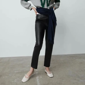 Byxor, Zara - Säljer dessa super fina byxor med skinneffekt som är perfekt nu i sommar ☺️.         Se är helt oanvända med prislappen kvar, säljer de pga att jag köpte fel storlek, de är i storlek 36 och skulle passa dig perfekt om du är 160-170 lång 💞🥰