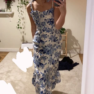 ✨Shein✨ (Strl S) - Så sjukt söt klänning med blommor på. Säljer pga att den nt kommer t användning. Pris kan diskuteras. Köpare står för frakt💘